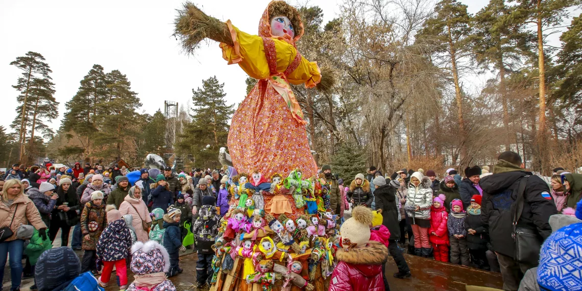Поедание блинов на скорость и частушечные бои: как жители Новосибирска празднуют Масленицу