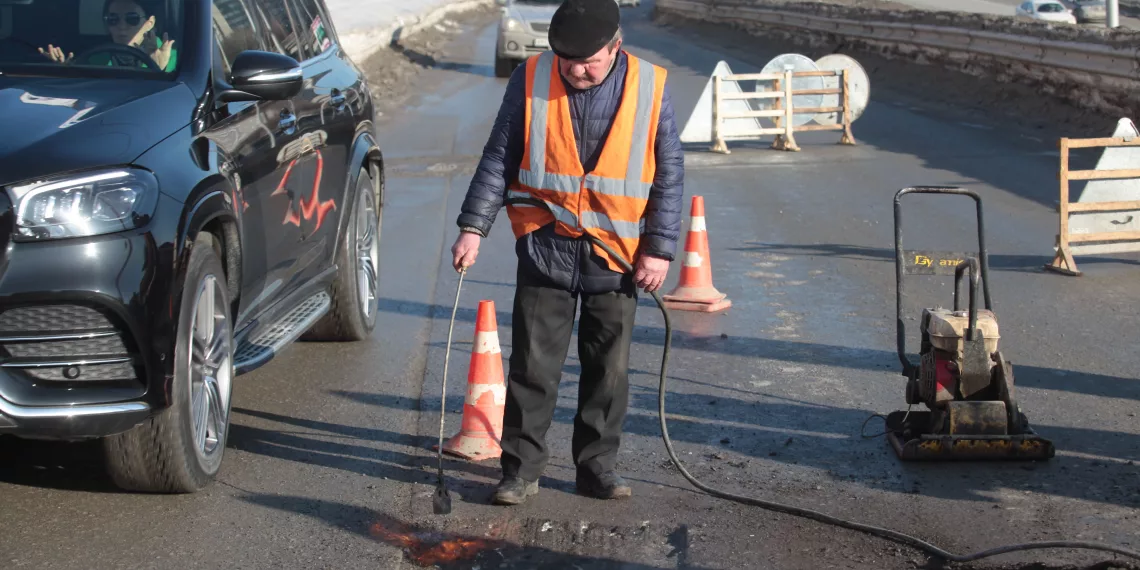 В Новосибирске с уходом зимы расконсервировали ливневки и начали поддерживающий ремонт дорог