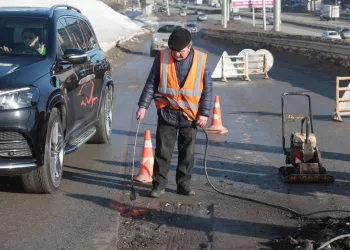 В Новосибирске с уходом зимы расконсервировали ливневки и начали поддерживающий ремонт дорог
