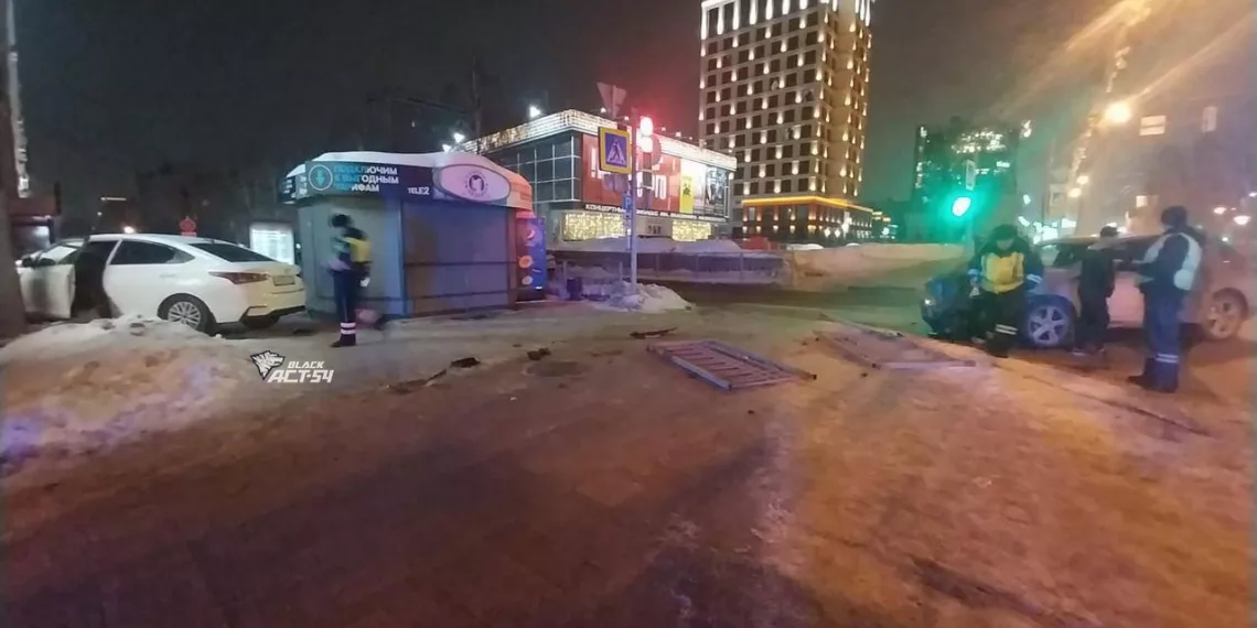 В центре Новосибирска легковушка сломала забор и врезалась в дом