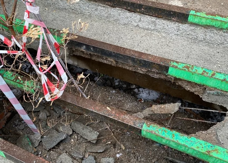 Крыльцо многоквартирного дома обрушилось в Новосибирске