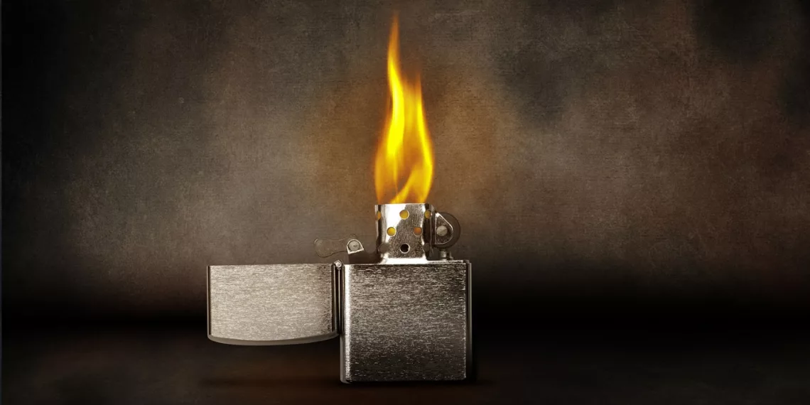 «Выволокла в подъезд»: в Новосибирске пьяная женщина подожгла волосы своей сопернице