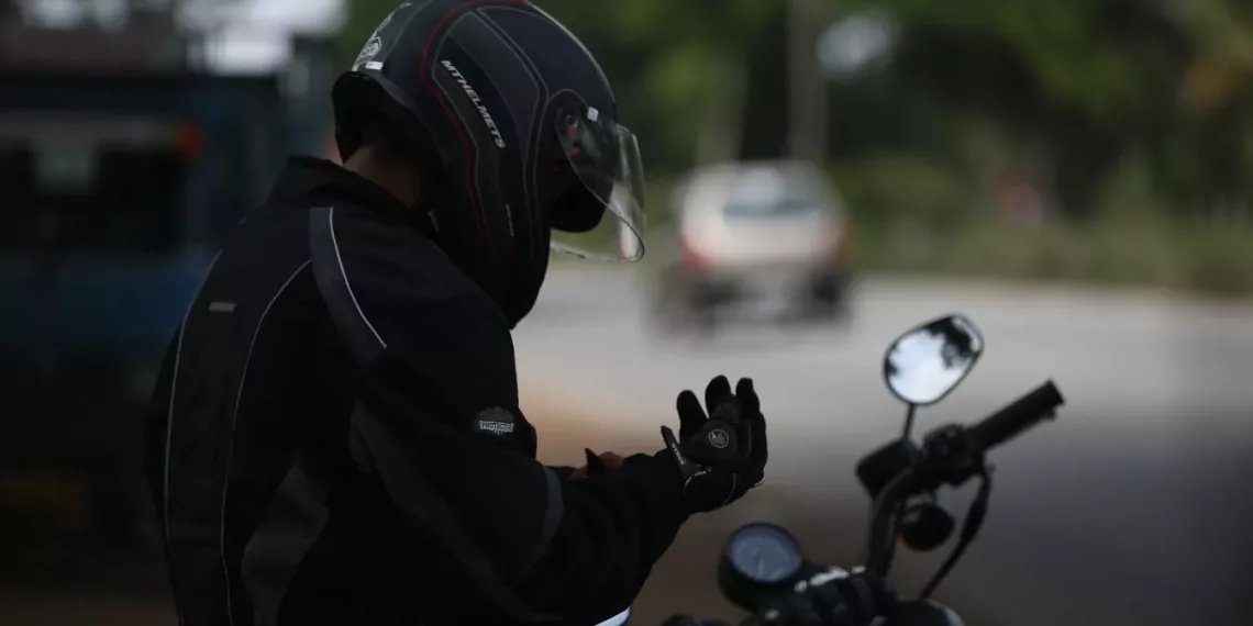 В Новосибирской области мужчина сломал нос дэпээснику, скрываясь от погони на «Урале»