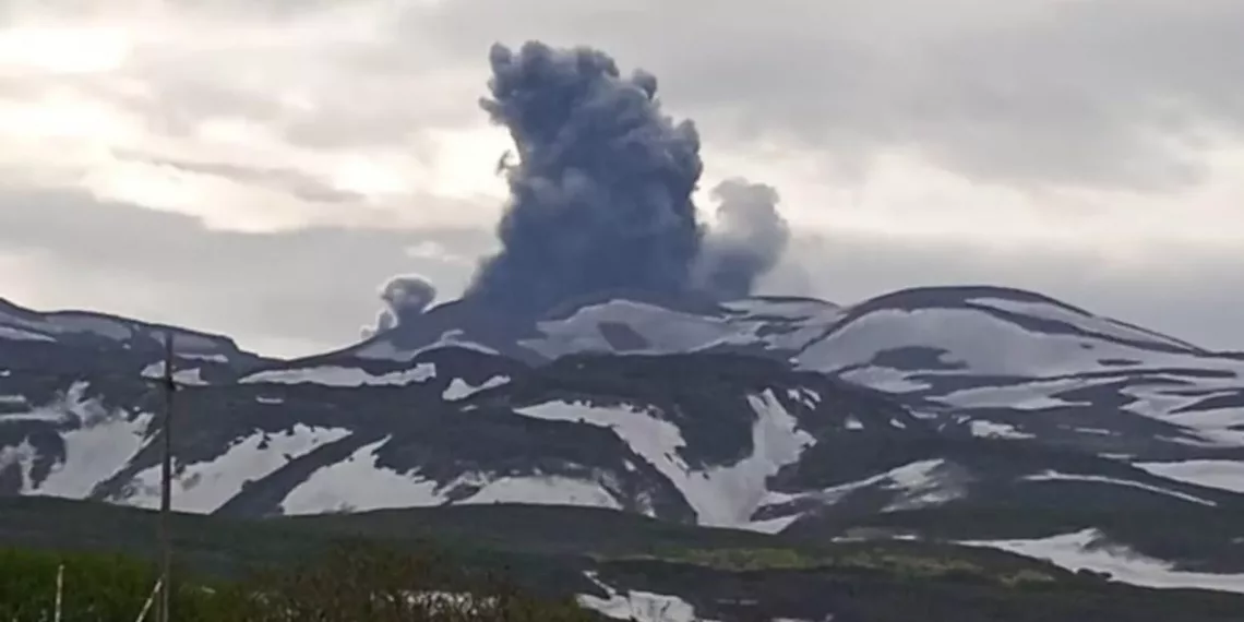 Курильский вулкан Эбеко выбросил пепел на высоту 2,5 км