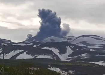Курильский вулкан Эбеко выбросил пепел на высоту 2,5 км