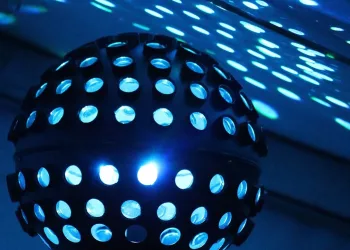 Новосибирский бар «Элтон» сменит название после обвинения в экстремизме