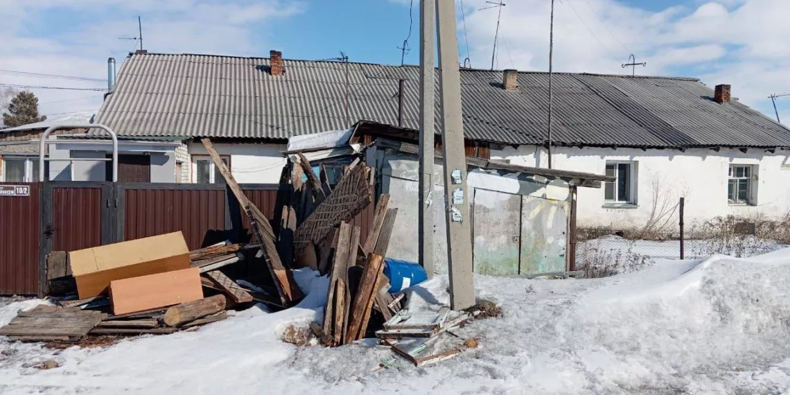 Едва целую хибару расселили в деревне под Новосибирском