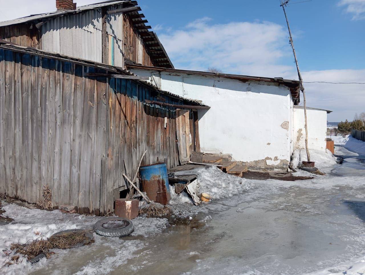 Едва целую хибару расселили в деревне под Новосибирском