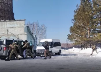 В Новосибирске на ТЭЦ-5 заметили людей с оружием