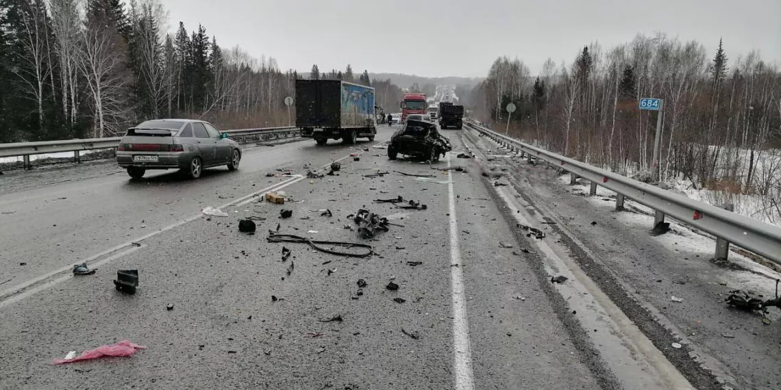 В Красноярском крае автомобиль порвало на две части в ДТП. Есть погибшие