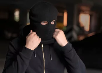 Жители Новосибирска пожаловались на онаниста, наблюдавшего за детьми