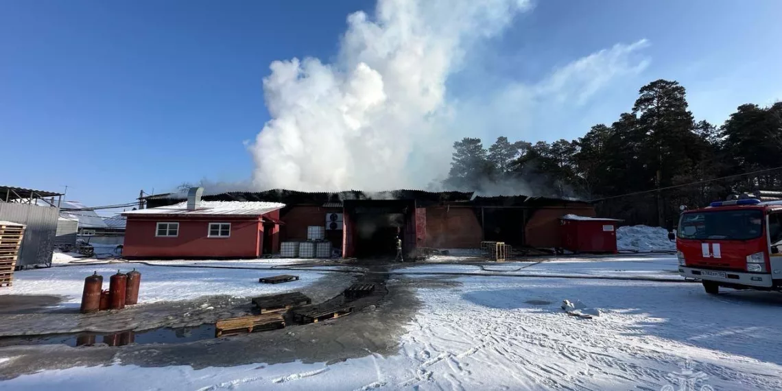 Склад со спиртосодержащей продукцией загорелся под Новосибирском