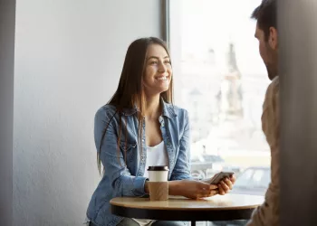 Жители Новосибирска раскрыли секрет, на что обращают внимание при первой встрече