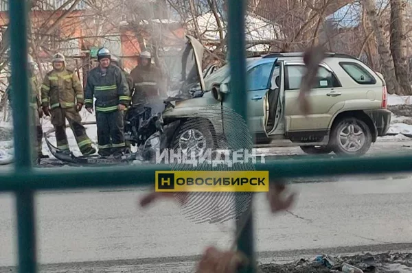 Четверть машины расплавило на дороге в Новосибирске
