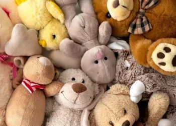 Врач рассказал, какие игрушки представляют опасность для детей