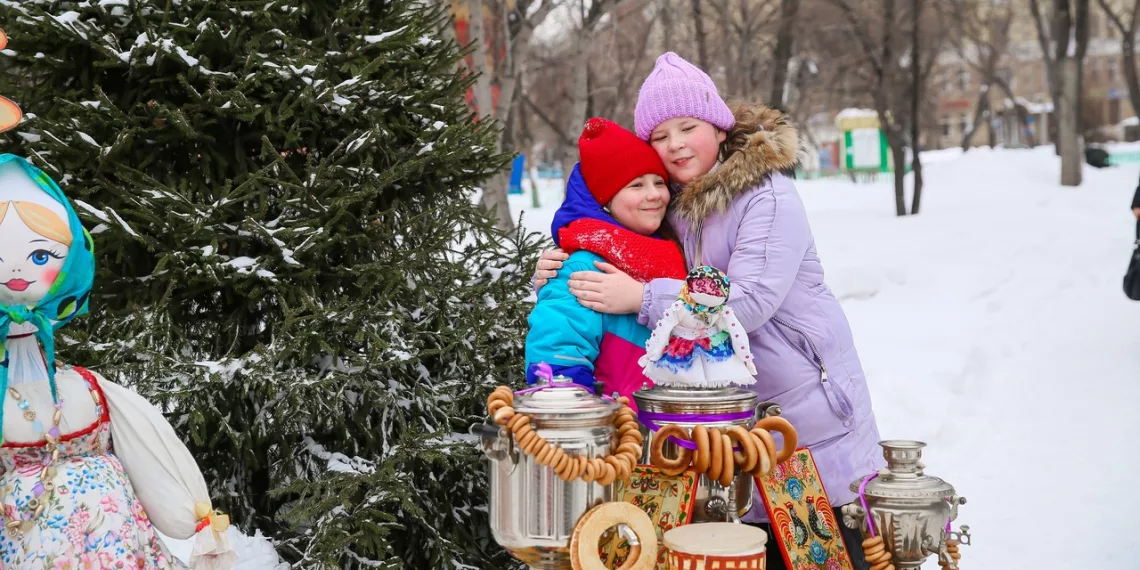 Блины пекутся, частушки поются: в парке имени Кирова в Новосибирске с размахом отметили Масленицу