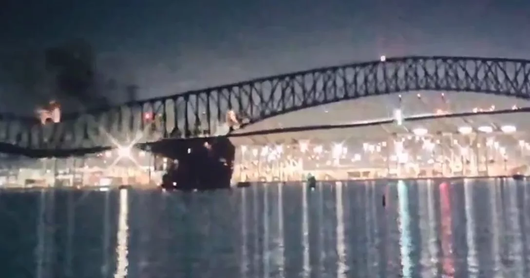 Автомобильный мост сложился как карточный домик после столкновения с судном