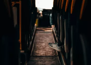 Кондукторы и водители пассажирского транспорта массово увольняются в регионе Сибири