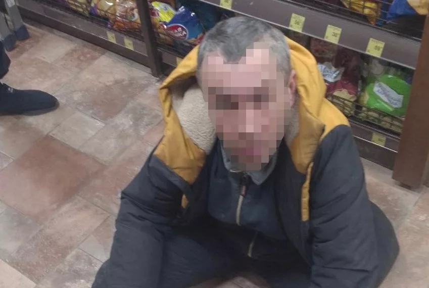 «Пришел, выпил и упал»: новосибирец чуть не разбил витрину, выпив залпом 250 мл водки