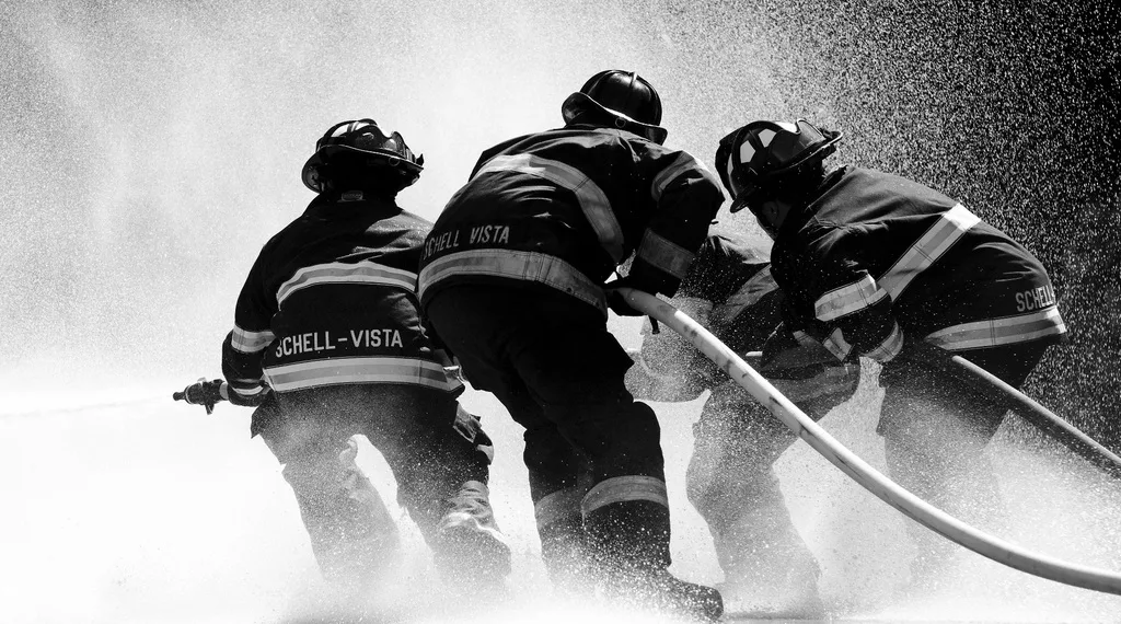 В Новосибирске на Игарской сгорели шесть гаражей и три автомобиля