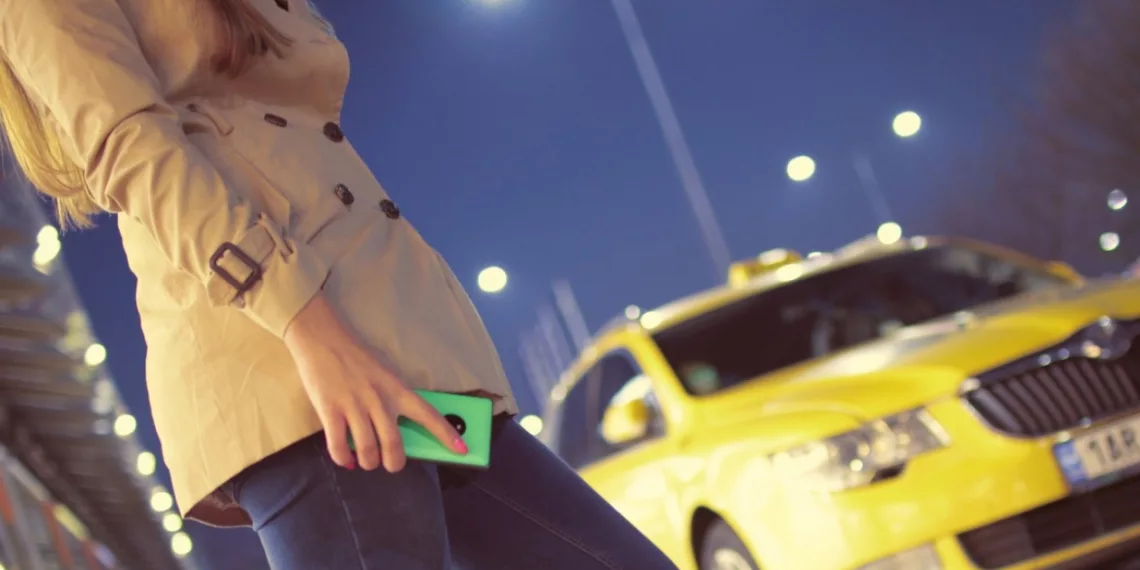 В Новосибирске группа лжетаксистов похитила более 500 тысяч рублей с карт своих «клиентов»