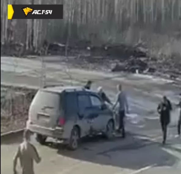 В районе Чистой Слободы двое пассажиров выпали на скорости из минивэна