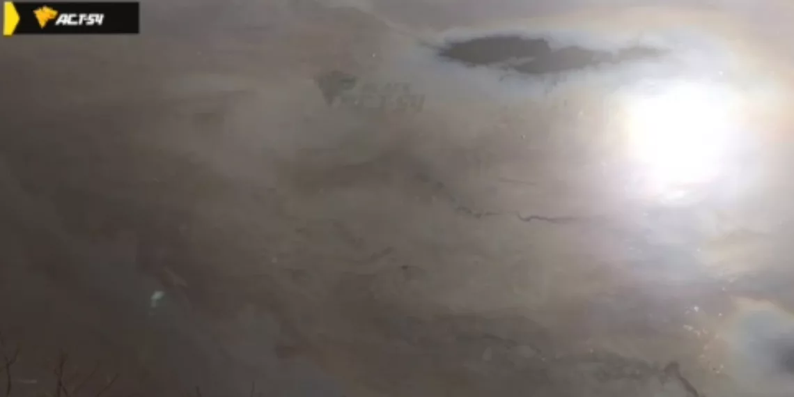 В Новосибирске река Обь покрылась масляной пленкой