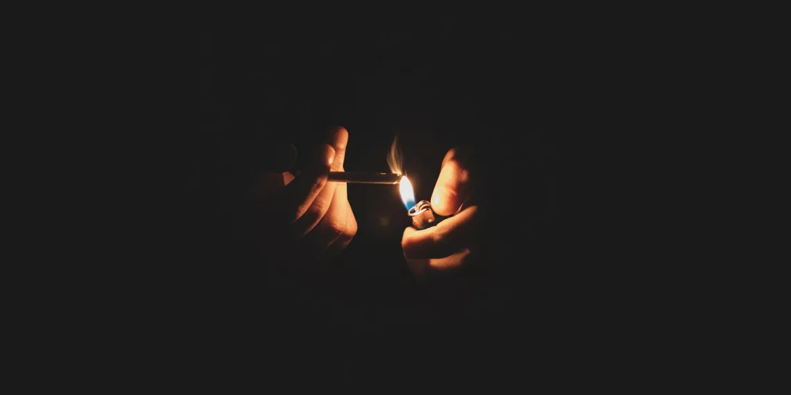 Сибирячка закурила сигарету в туалете самолета и попалась