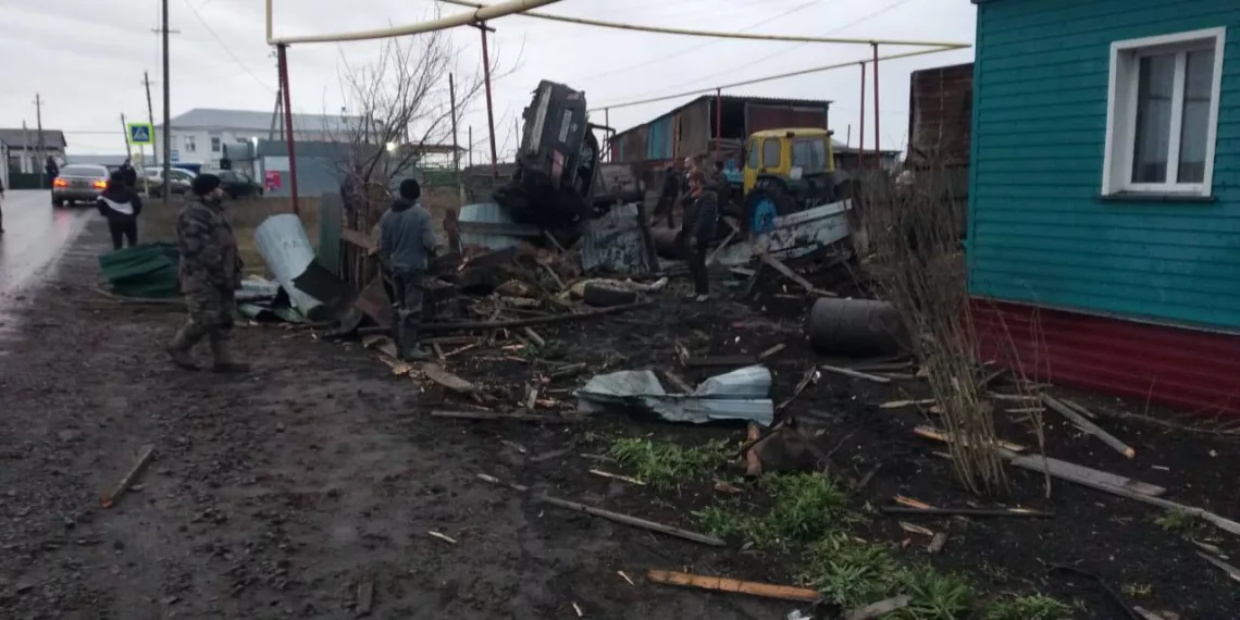 Под Новосибирском пьяный водитель «повис» на заборе дома — пострадали двое