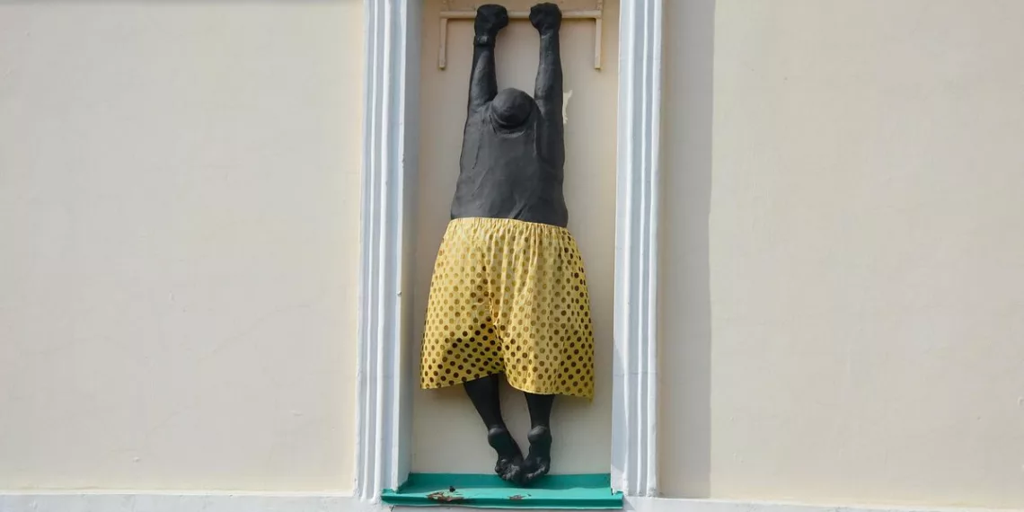Нашумевшую скульптуру «Памятник Любовнику» продают за три млн рублей