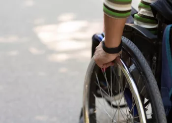 Неинклюзивный Новосибирск: инвалиды массово жалуются на отсутствие безбарьерной среды в медучреждениях