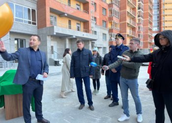 Обманутые дольщики дождались ключей от квартир долгостроя на Есенина