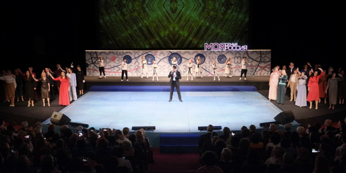 Андрей Травников наградил абсолютных победителей конкурса «Учитель года» и других педагогических состязаний