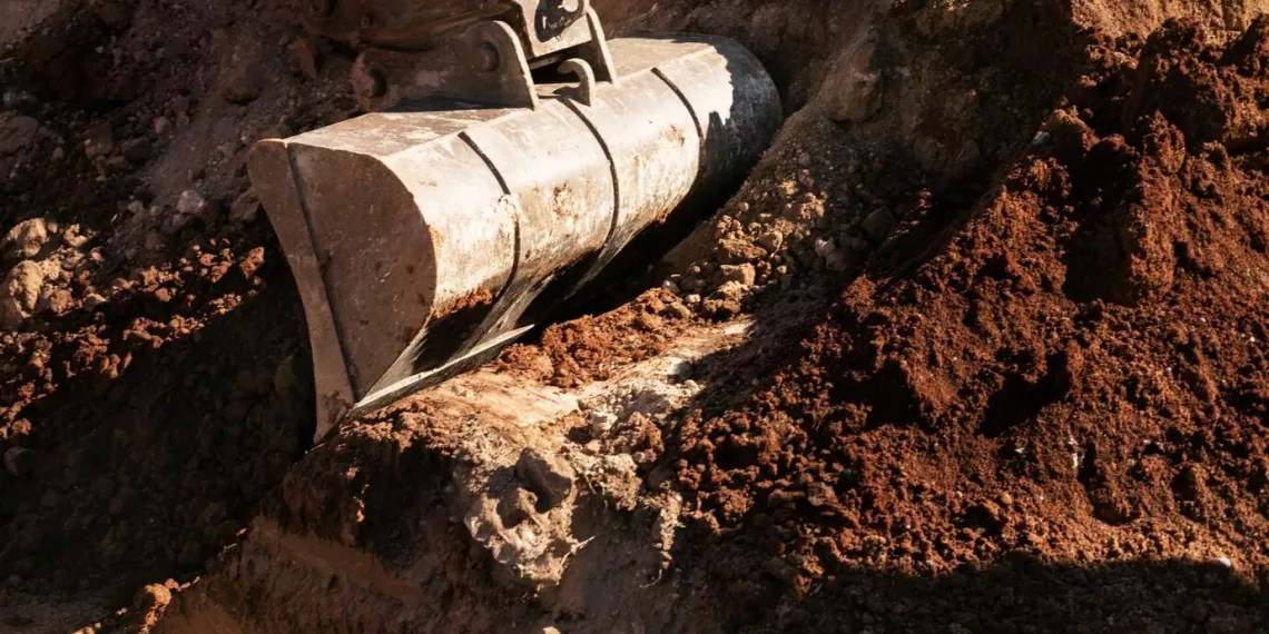 В Новосибирске на рабочего упал железобетонный лоток теплотрассы