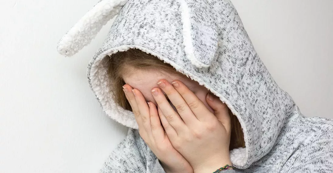 В Новосибирске взрослый мужчина избил школьницу в магазине