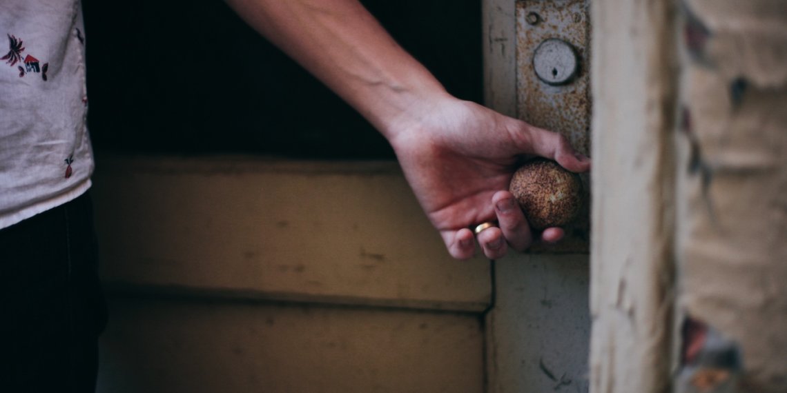 В Чулыме горе-мать пыталась сбежать от приставов через потайную дверь