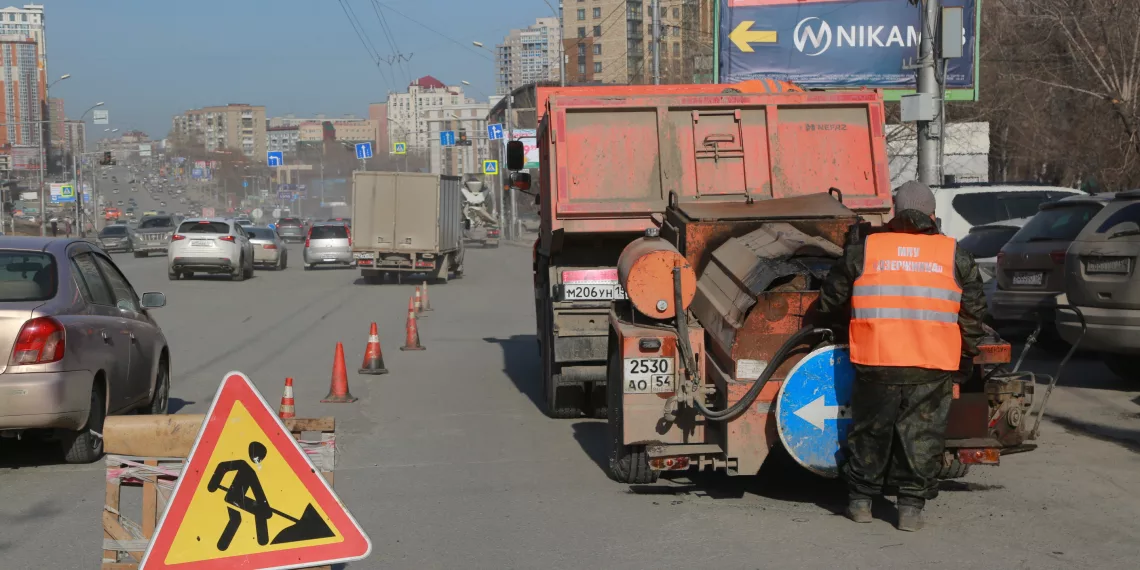 Рециклер прошёлся по дорогам Дзержинского района Новосибирска — отремонтировано 400 квадратных метров