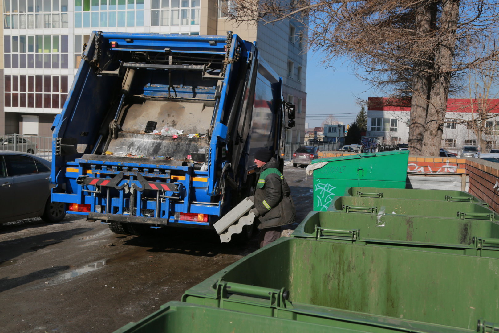 В мэрии рассказали, как будут вывозить мусор в майские праздники в  Новосибирске | НДН.Инфо