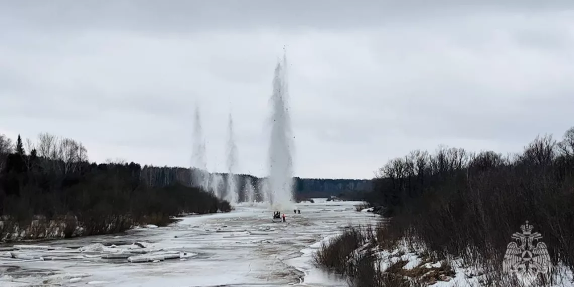 Подрывы льда провели в Новосибирской области из-за риска затопления дачников