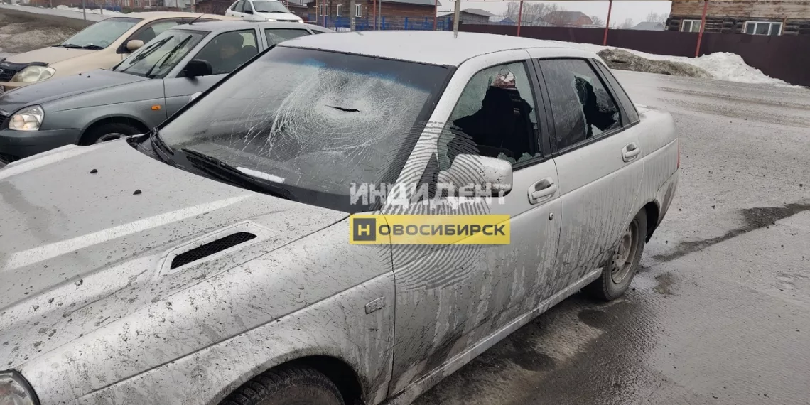 Машину участника СВО разбили топором под Новосибирском