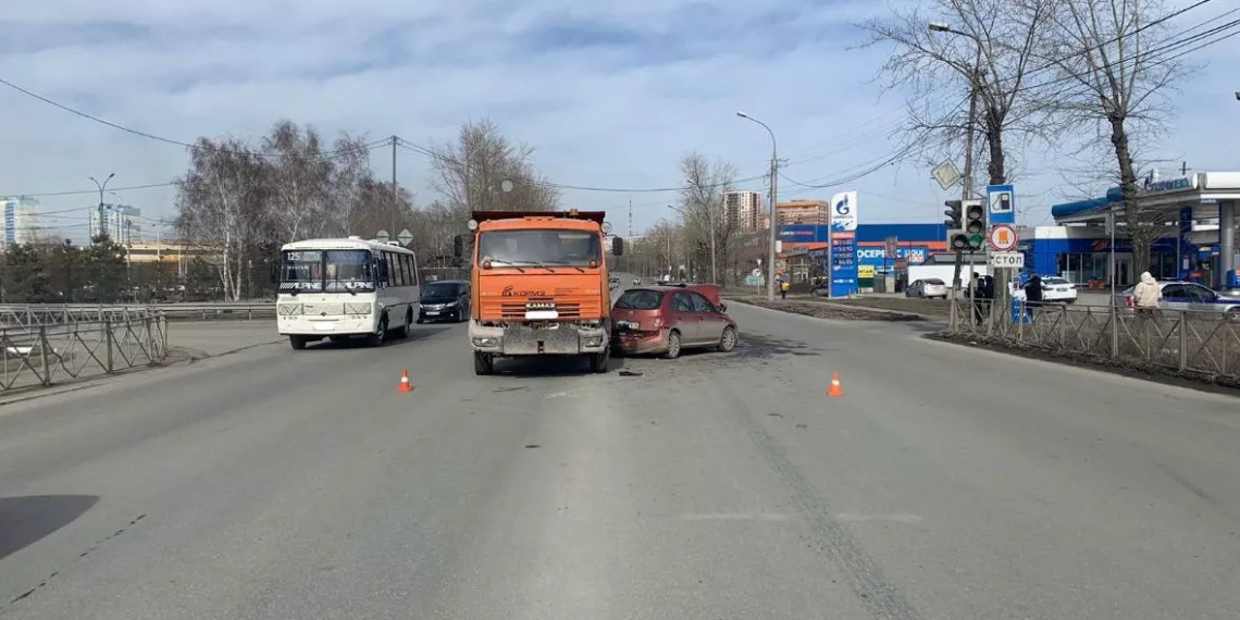 Тройное ДТП с КАМАЗом произошло в Новосибирске