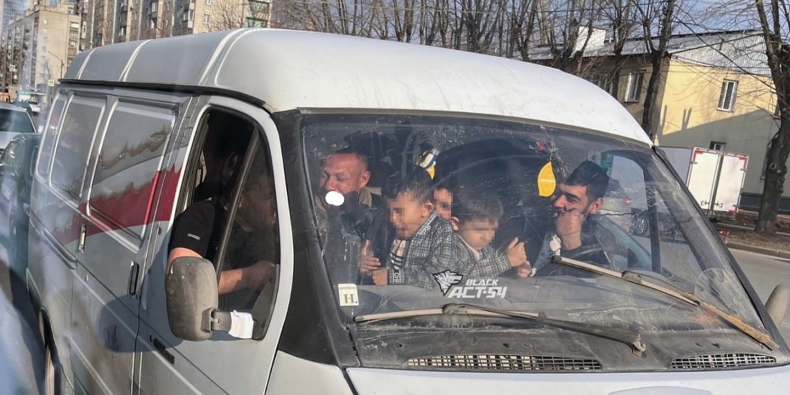 В Новосибирске правоохранители заинтересовались переполненной цыганами «газелью»