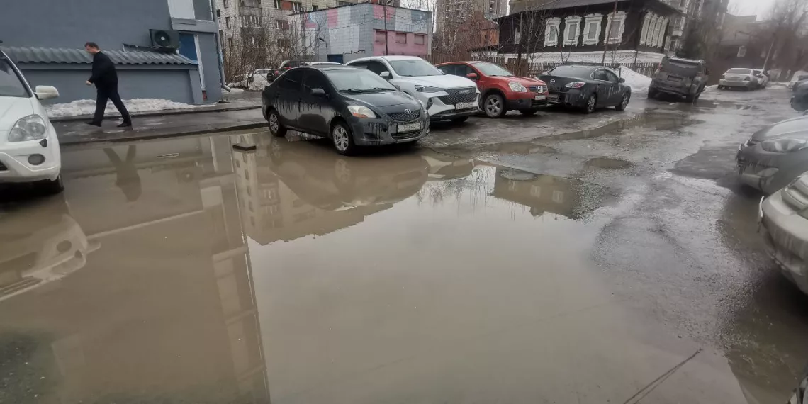 Как «прекрасна» весна в Новосибирске: грязь, помои и разбитые дороги