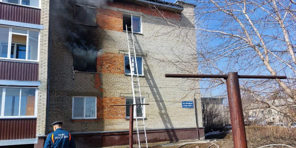 В Искитиме загорелся трехэтажный дом — спасли семь человек