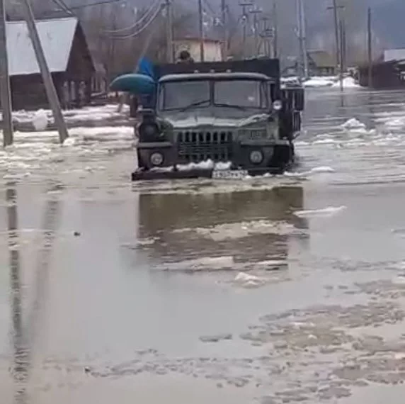 В кузбасском посёлке из-за паводка топит дома