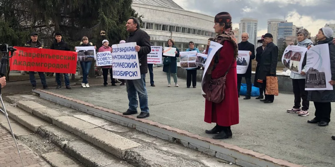 В Новосибирске провели пикет в защиту памятников архитектуры