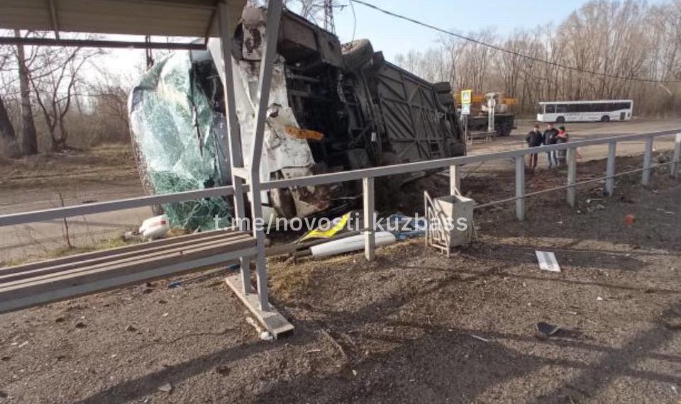 В Кузбассе в ДТП перевернулся автобус
