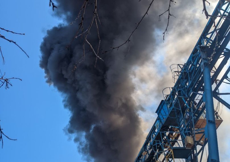 В Омске загорелись цистерны с нефтью