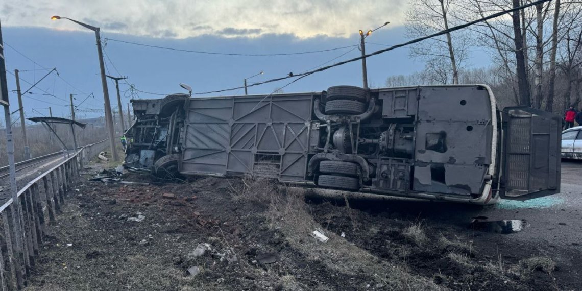 Стали известны подробности ДТП с перевернувшимся автобусом в Новокузнецке