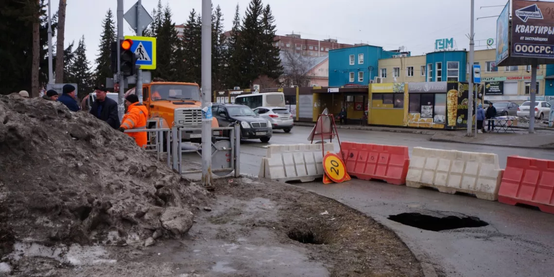 Канализация провалилась в Бердске — на главной улице образовались две дыры